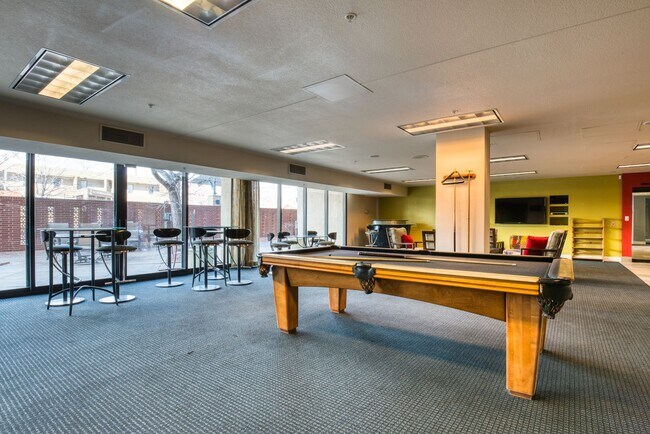 Foto del edificio - Modern 1-bedroom, 2-bathroom high-rise con...