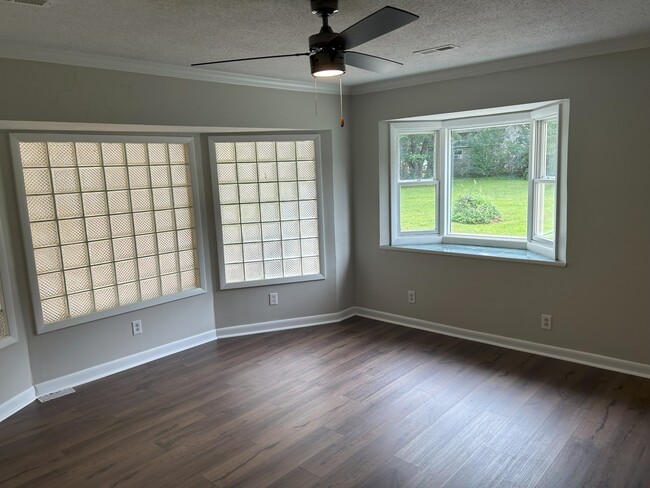 Building Photo - 2109 Villaret Dr SW