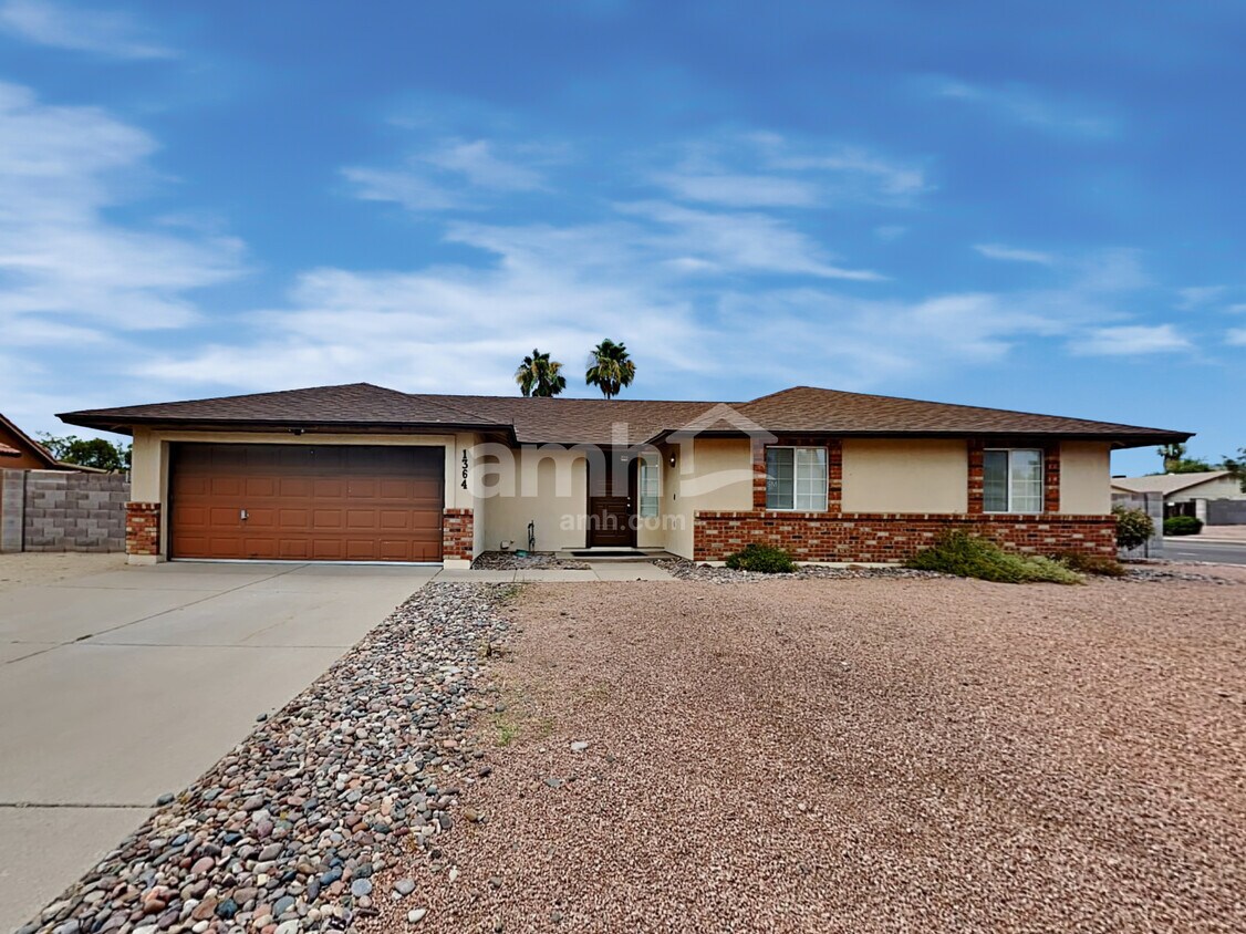 Primary Photo - 1364 N Rowen