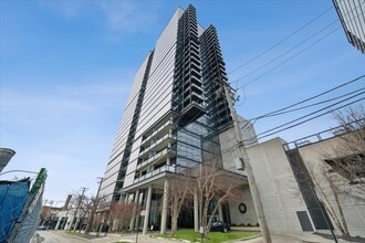 Building Photo - 860 W Blackhawk St