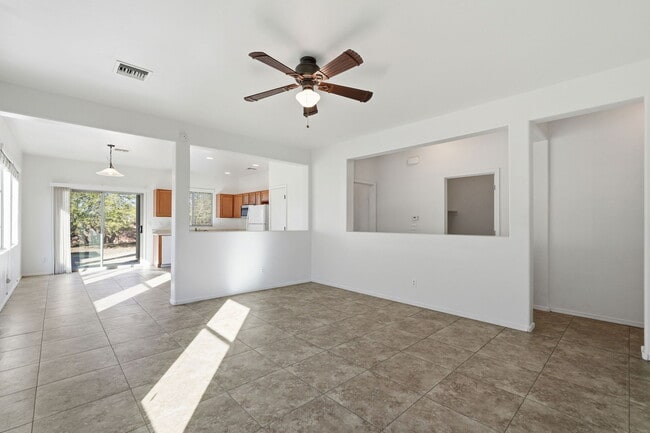 Building Photo - 907 E Catkins Pl