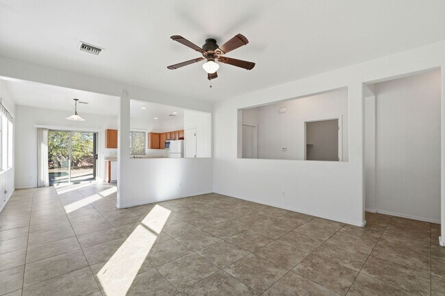 Foto del edificio - 907 E Catkins Pl