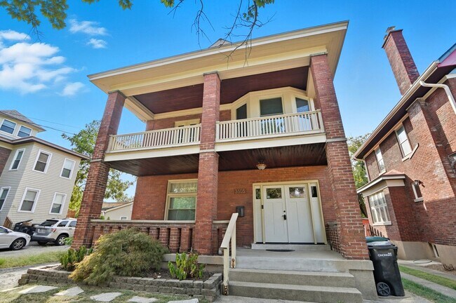 Foto del edificio - 6 Bed/3 Bath Remodeled Hyde Park Home w/Ce...