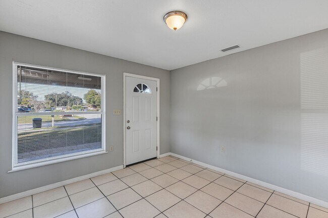 Foto del edificio - 3-Bedroom Home with Spacious Living Area, Garage & Fenced Yard – Orlando