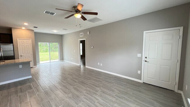Foto del edificio - Beautiful, BRAND NEW 3 Bedroom, 2 Bathroom...
