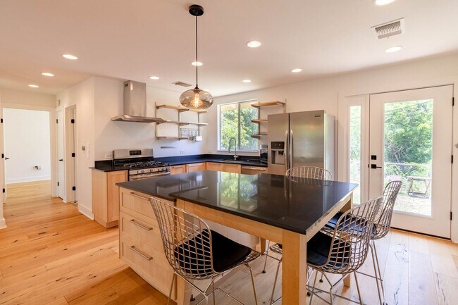 Building Photo - Beautiful 3 bedroom home minutes from Down...
