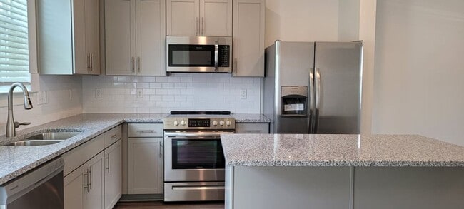 Building Photo - Brand New Townhome!