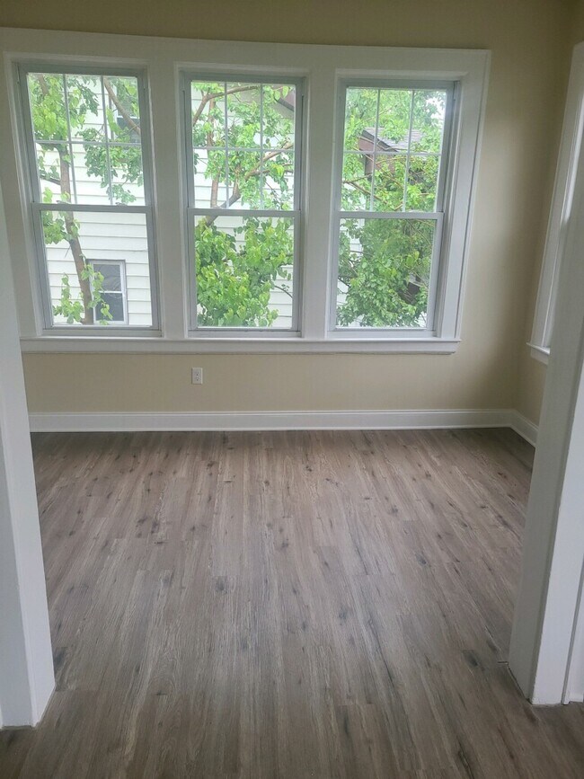 Sunporch or 3 small bedroom - 51 Grumman Ave