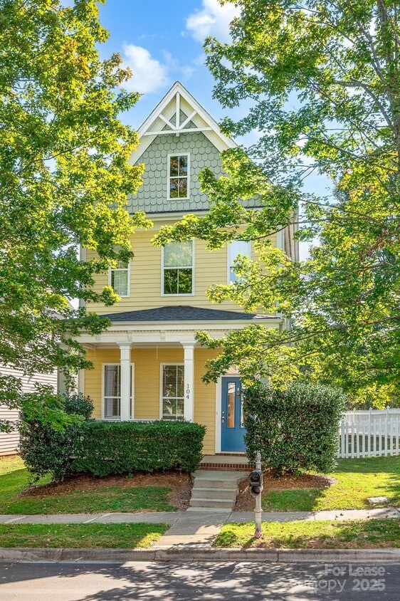 Primary Photo - 104 Kensington St