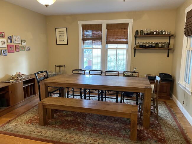 El comedor es perfecto para reuniones y para trabajar en casa. - 202 Laurel St