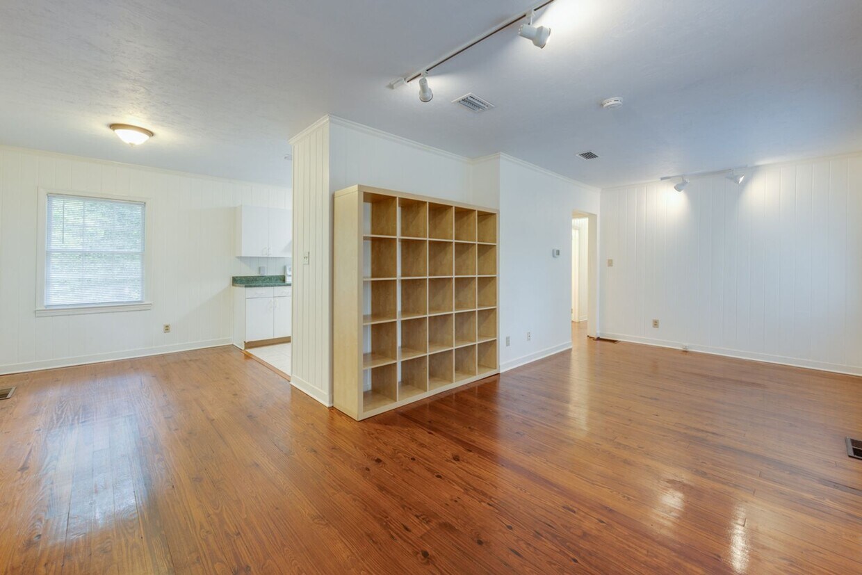 Foto principal - 3 Bedroom, 2 Bath Home Available 10/1/2025...