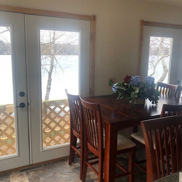 Comedor con vista al lago. - 100 Monroe Ave