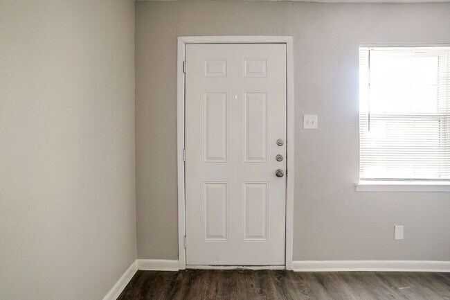 Foto del edificio - Cozy 2-Bed Duplex Available for Immediate ...