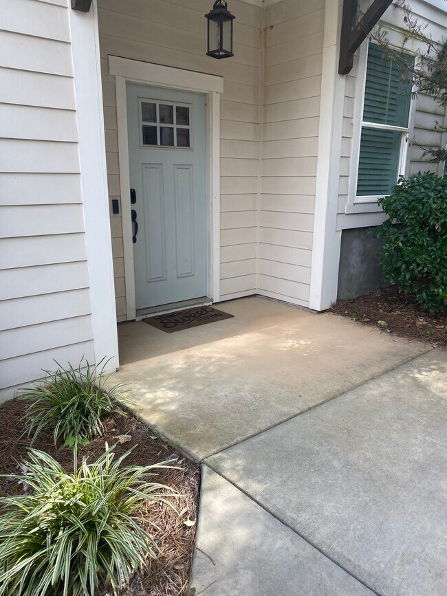 Building Photo - 2556 Vail Ave