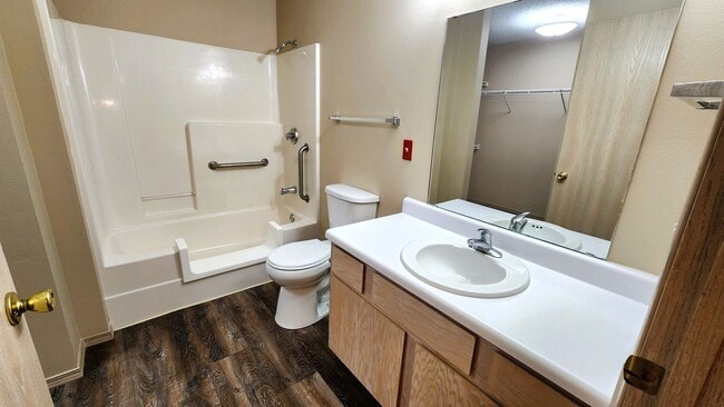 Building Photo - Charming 1 Bedroom/1 Bathroom Apartment - ...