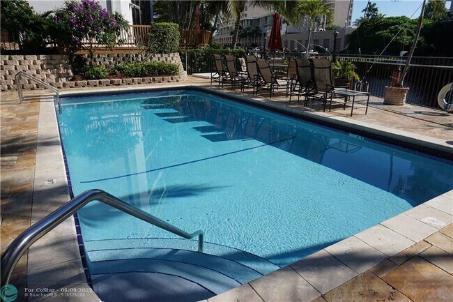 Foto del edificio - 3056 NE 49th St