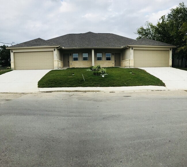 Building Photo - MUST SEE!! 3 Bedroom 2 Bath Duplex In New ...