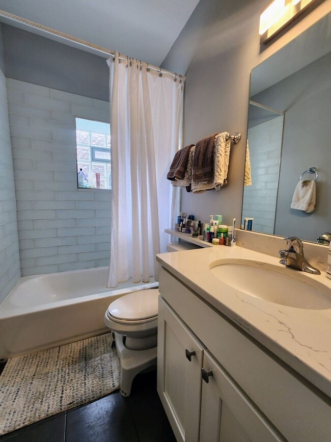 Building Photo - Luxury 4 bedroom duplex in East Lakeview