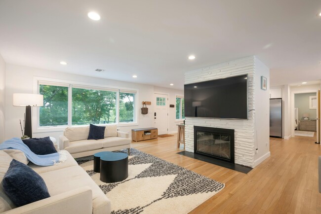 Building Photo - 117 Sagamore Rd