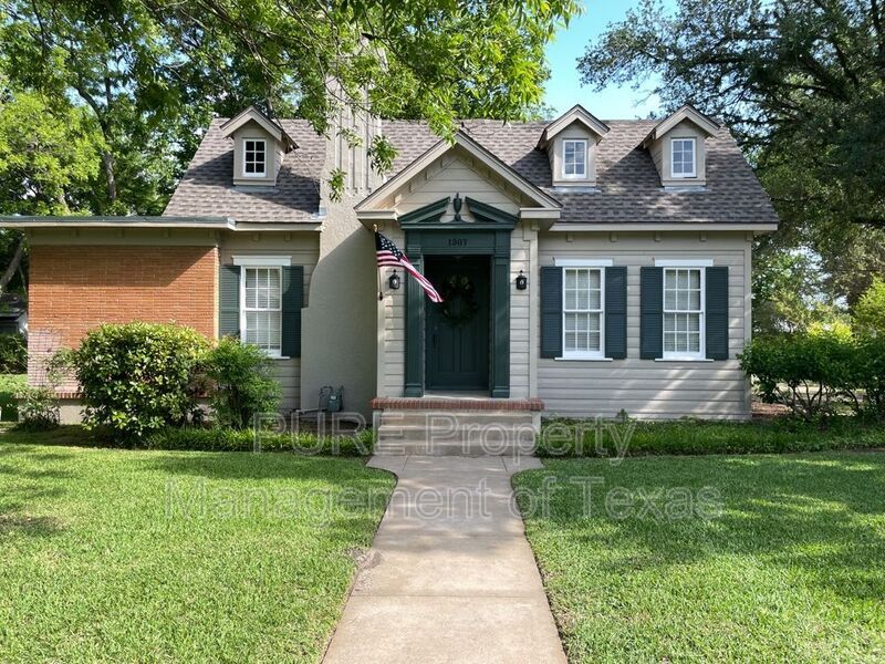 1307 W Lake Dr, Taylor, TX 76574 House Rental in Taylor, TX