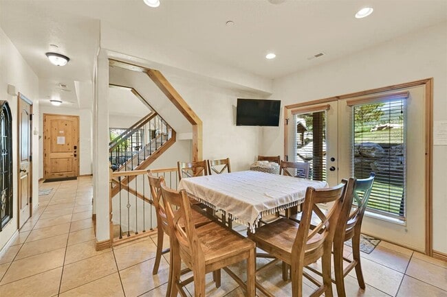 Building Photo - 5176 Fairview Loop