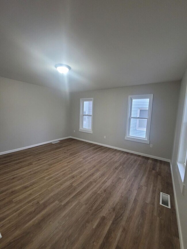 Building Photo - 3 bedroom 1.5 Bath Now Available - William...