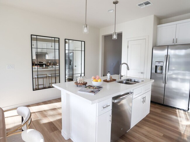 Foto del edificio - Gated Community, Pet Friendly, Upgraded Lifestyle - Now Available