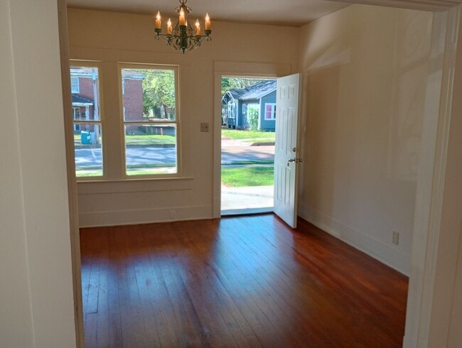 Building Photo - 2/1 freshly painted 2222 Vance Ave