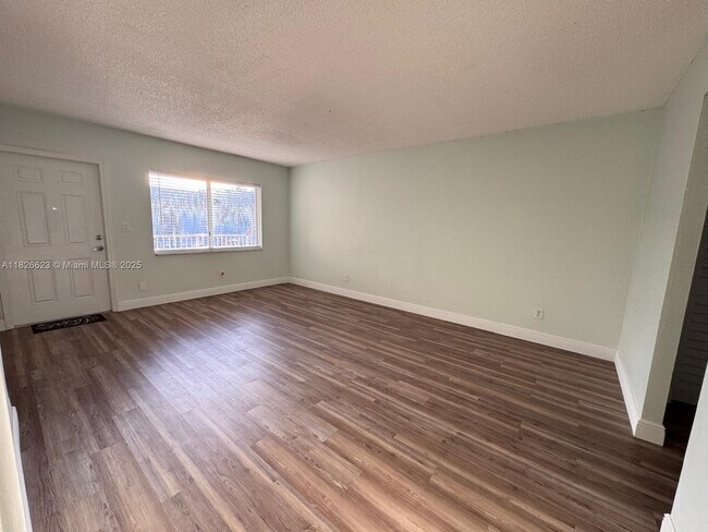 Foto del edificio - 7910 Taft St