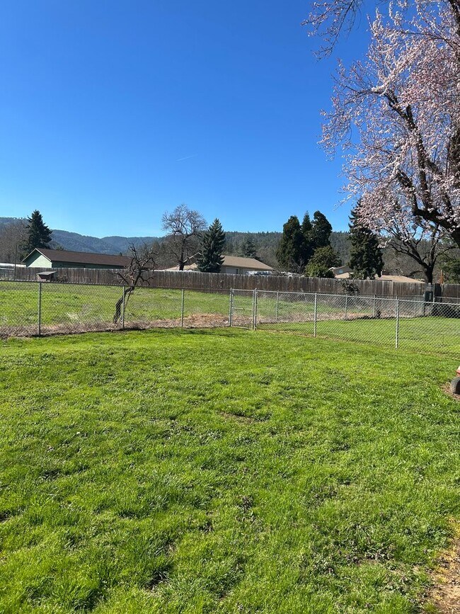 Foto del edificio - 2883 W Griffin Creek Rd