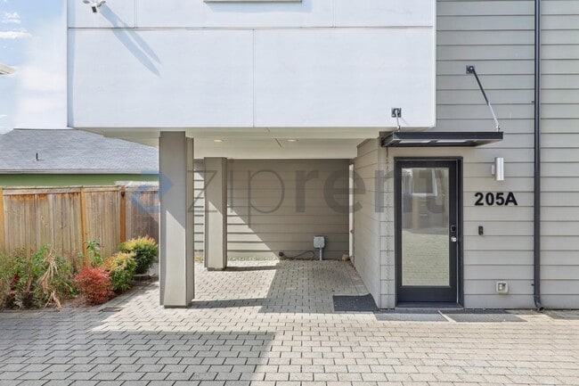 Building Photo - Unit A