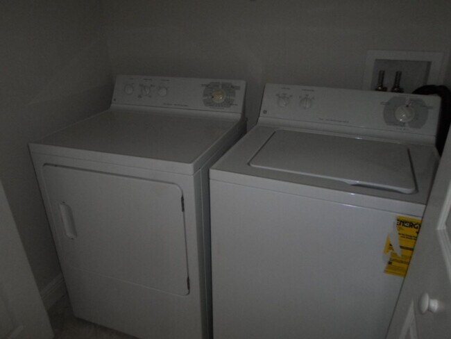 Foto del edificio - First Month Free if LEASE SIGNED BEFORE 9....