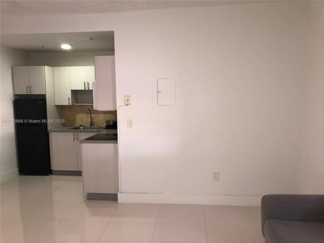 Building Photo - 27XX Collins Ave