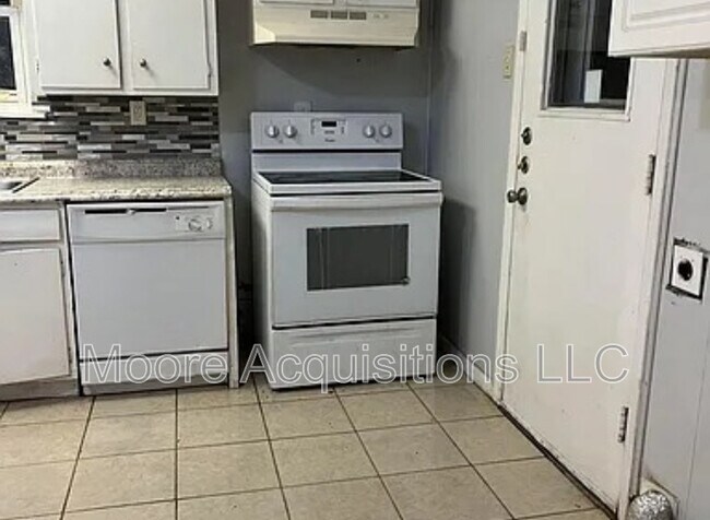 Building Photo - 2524 N Loy Lake Rd
