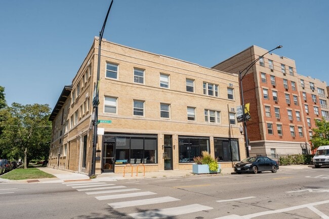 Building Photo - Ravenswood Manor - 1 Bed / 1 Bath Condo - In Unit Laundry - Heat Included