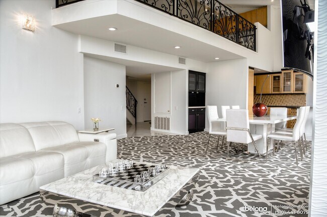 Foto del edificio - 2385 Roscomare Rd