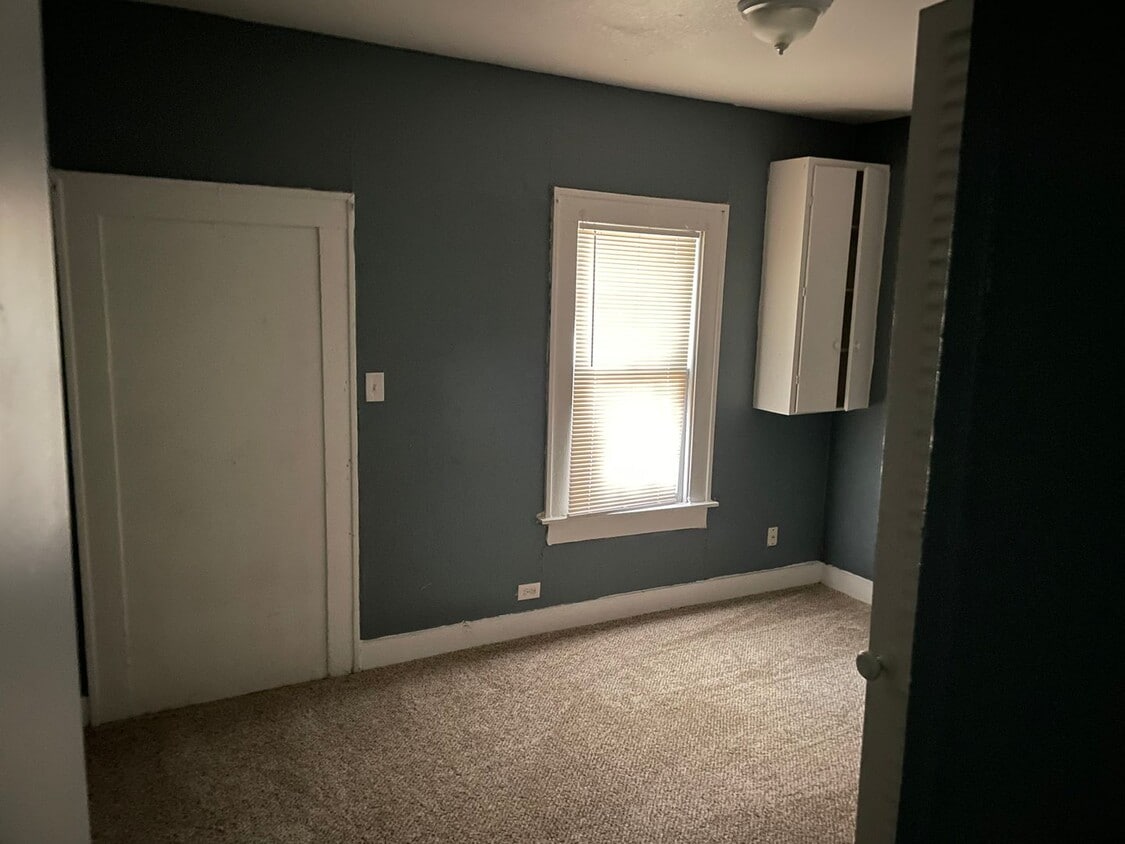 Building Photo - 2 Bedroom 1 Bath House available for move in.