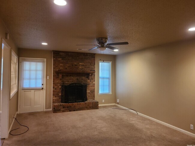 Building Photo - 209 Creekwood Dr