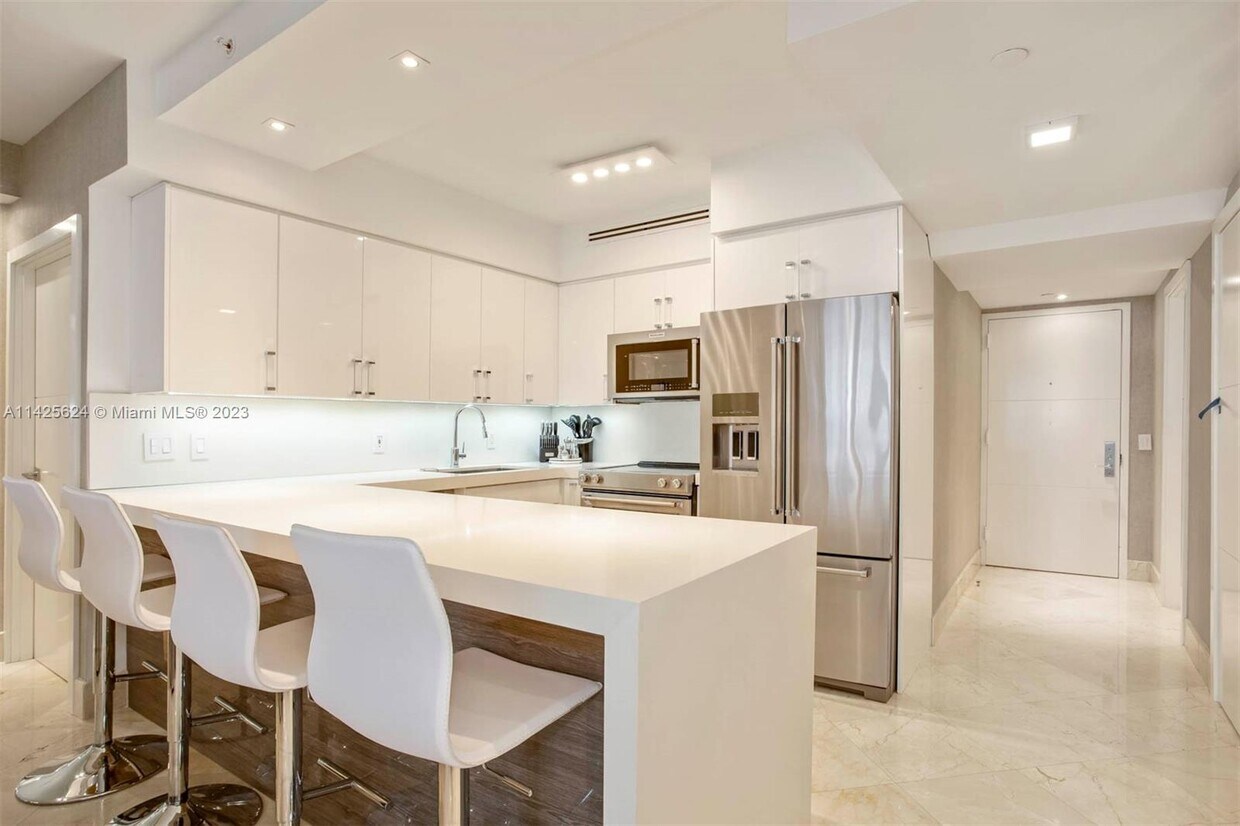 Primary Photo - 4775 Collins Ave