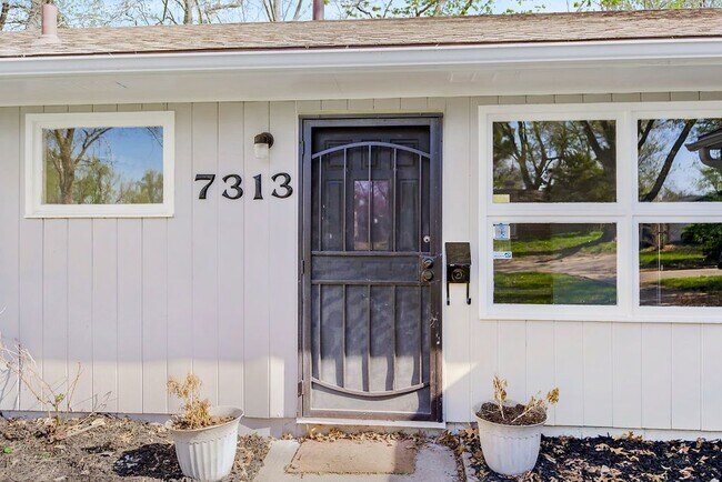 Building Photo - Charming 4-Bedroom Home with Hardwood Floo...