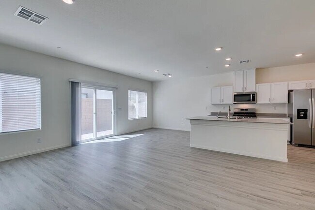 Foto del edificio - BEAUTIFUL NEW BUILD WITH 3 BEDROOMS, 2.5 B...