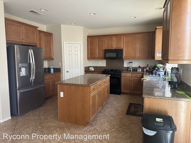 Building Photo - 5 br, 3 bath House - 655 Suncap Circle