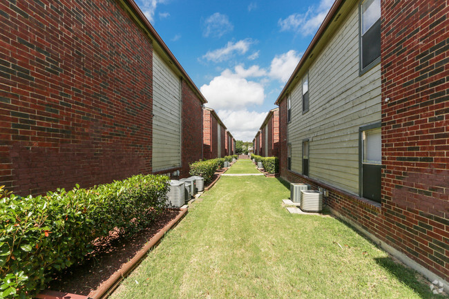 Courtyard Common Lawn - Hutchins Palms