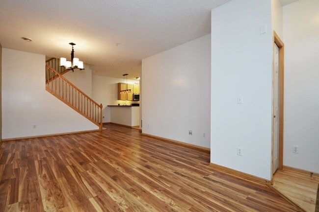 Building Photo - charming 3 bedroom 1 bathroom Available ri...