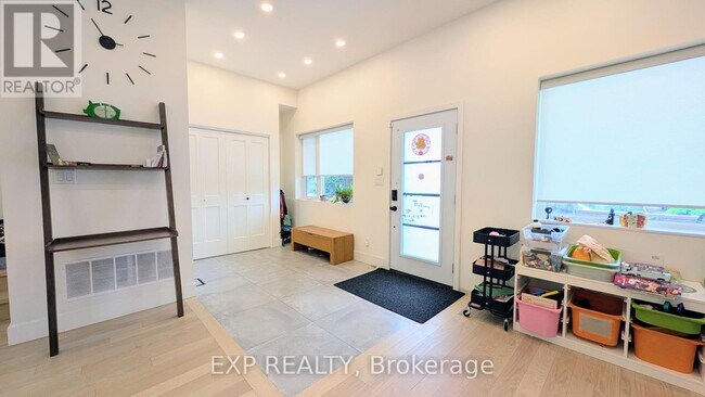 Photo du bâtiment - 1043 Logan Ave