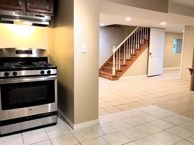 Building Photo - 1.5 bedroom in Chicago IL 60618