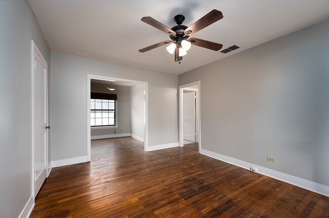 Living room - 422 E 8th St