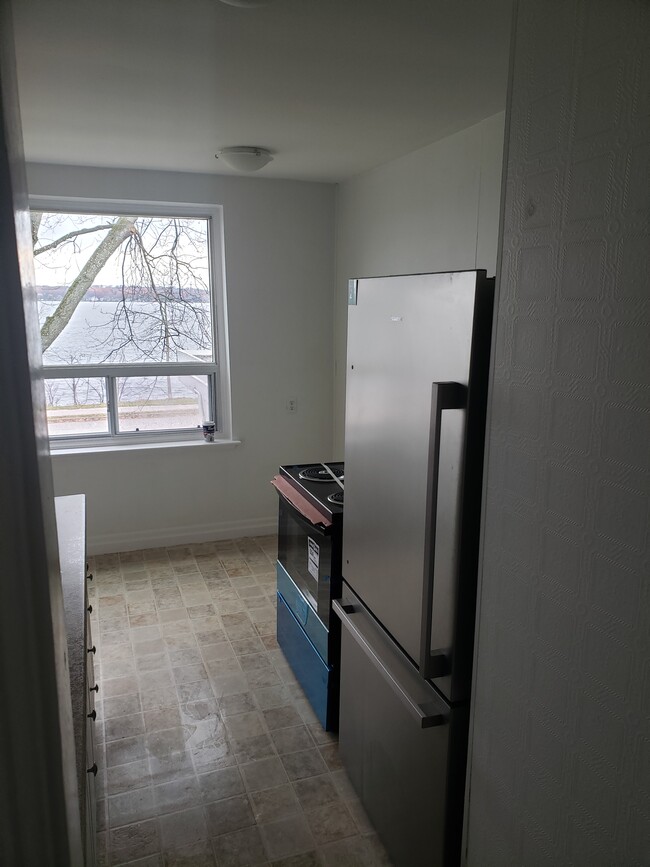 Building Photo - 108 Kempenfelt Dr