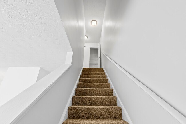 Building Photo - 1477 N Donahue Dr