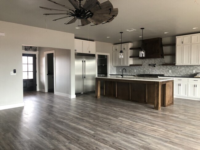 Building Photo - 2725 Stinnett Ln